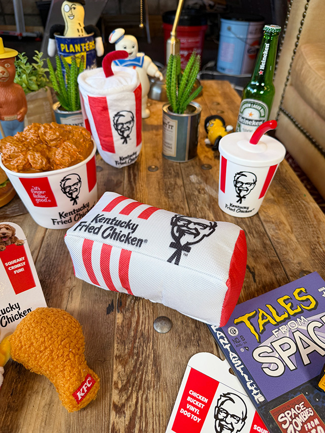 KFC　ケンタッキーフライドチキン　ぬいぐるみ　（パッケージ）　単品　犬用オモチャ　ドッグトイ ■ アメリカン雑貨 アメリカ雑貨 |  | 02