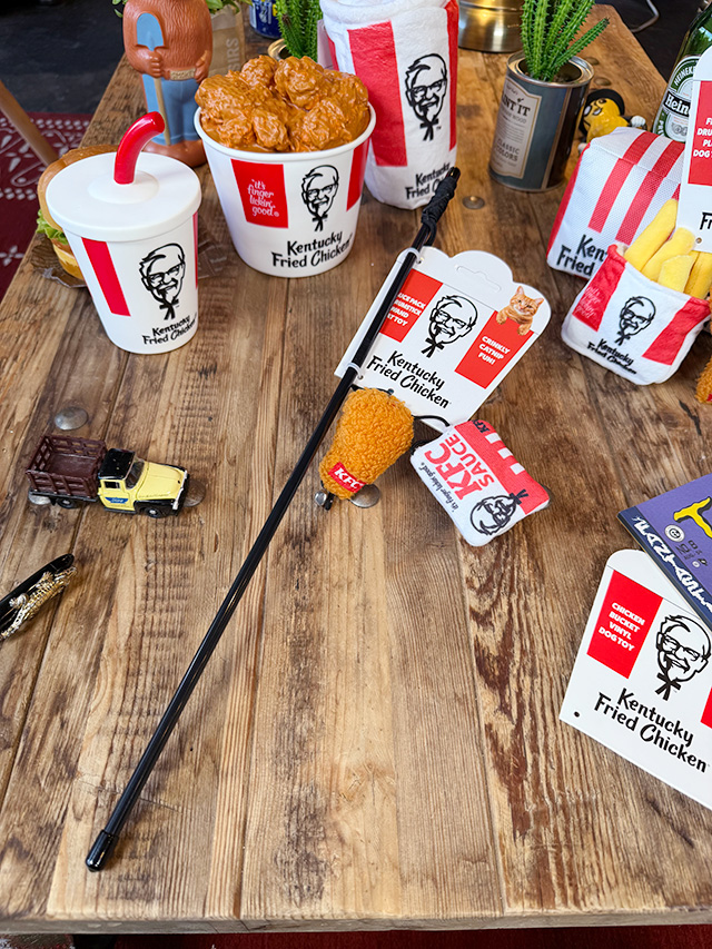 KFC　ケンタッキーフライドチキン　猫じゃらし　（フライドチキン）　ペット用オモチャ　キャットトイ ■ アメリカン雑貨 アメリカ雑貨 | 