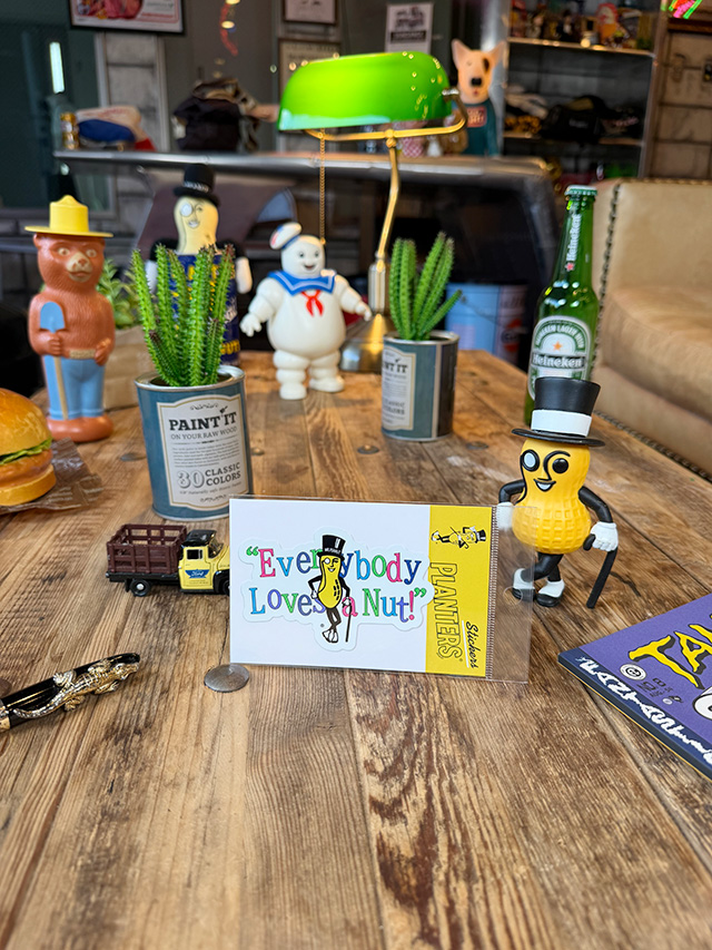 ミスターピーナッツ　オフィシャル　ステッカー　（EVERYBODY LOVES A NUT!） ■ アメリカン雑貨 アメリカ雑貨 |  | 01