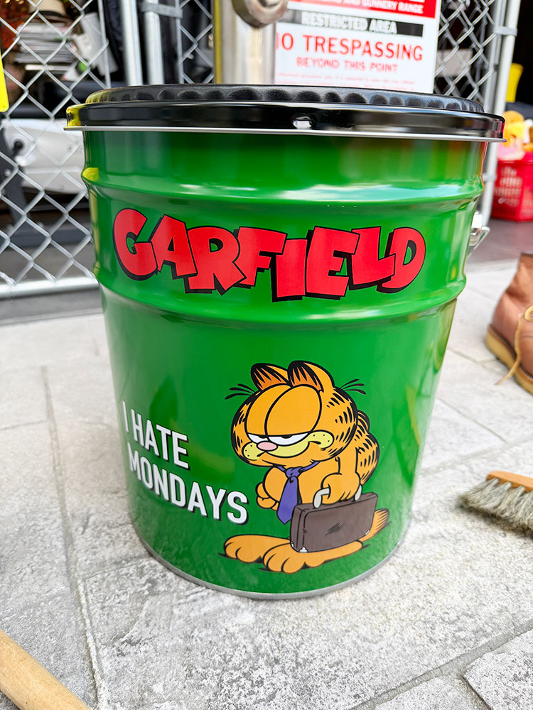 ガーフィールド　オイル缶スツール　座れるオイル缶　大容量収納 ■ アメリカン雑貨 アメリカ雑貨 |  | 02