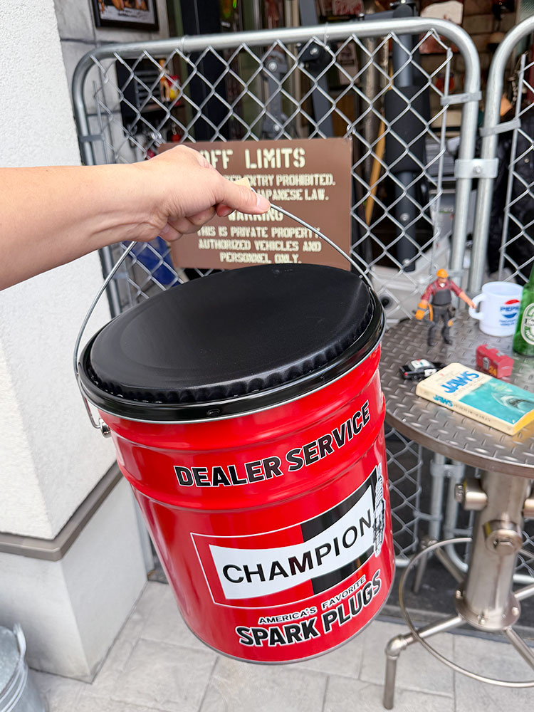 チャンピオン　オイル缶スツール　座れるオイル缶　大容量収納 ■ アメリカン雑貨 アメリカ雑貨 |  | 04
