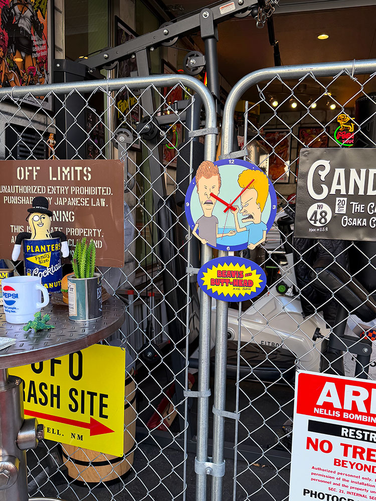 ロゴがユラユラする　ビーバス＆バットヘッド　スウィングクロック　壁掛け時計 ■ アメリカン雑貨 アメリカ雑貨  爆買 |  | 02