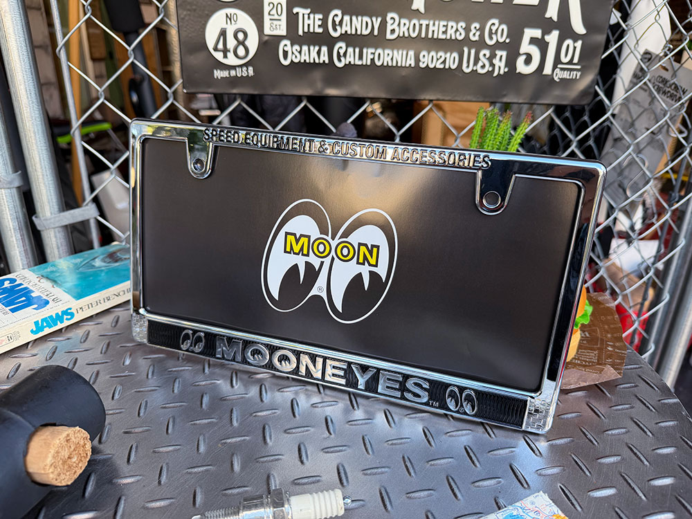 ムーンアイズ　クローム　ライセンスプレートフレーム　（Raised MOONEYES ロゴ）　単品 ■ アメリカン雑貨 アメリカ雑貨 ナンバーフレーム | 