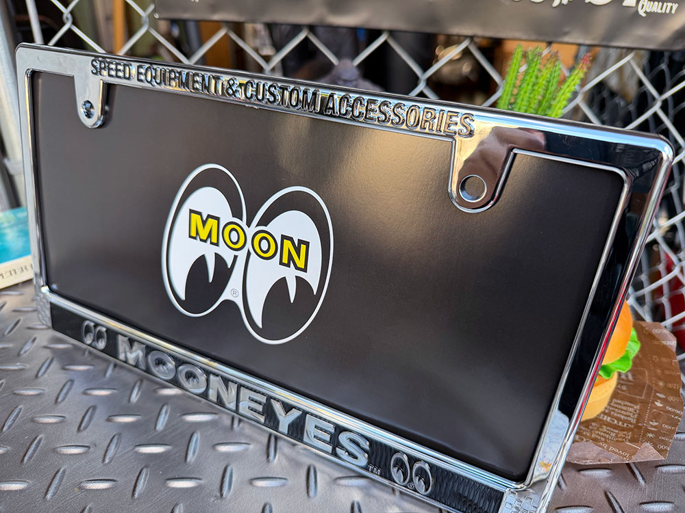 ムーンアイズ　クローム　ライセンスプレートフレーム　（Raised MOONEYES ロゴ）　単品 ■ アメリカン雑貨 アメリカ雑貨 ナンバーフレーム |  | 01