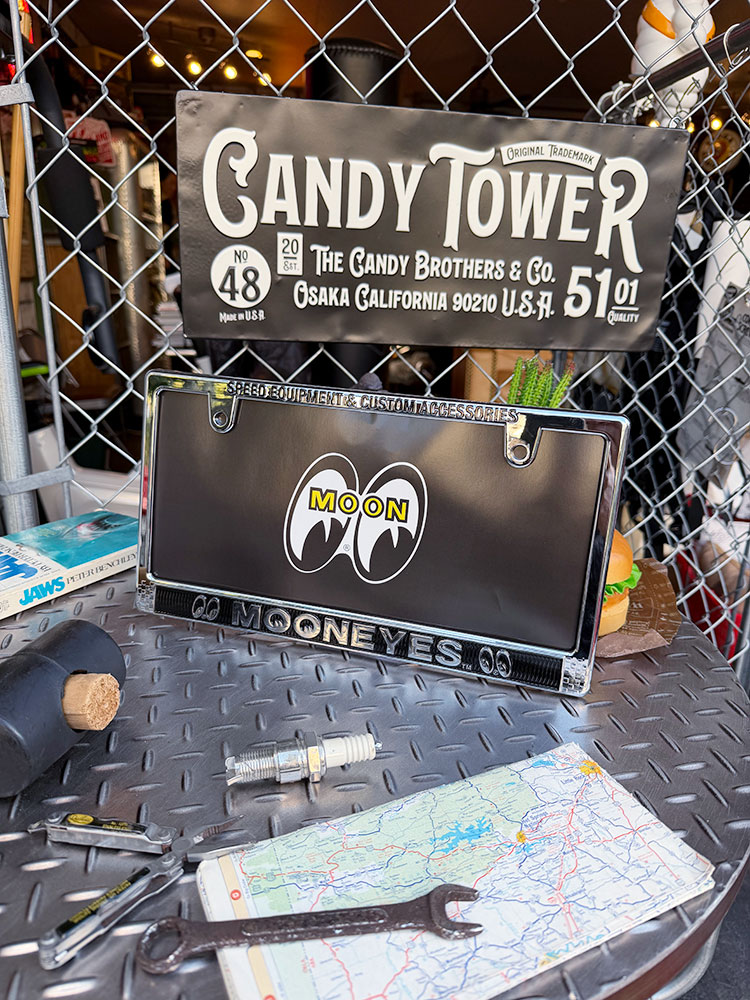 ムーンアイズ　クローム　ライセンスプレートフレーム　（Raised MOONEYES ロゴ）　単品 ■ アメリカン雑貨 アメリカ雑貨 ナンバーフレーム |  | 02