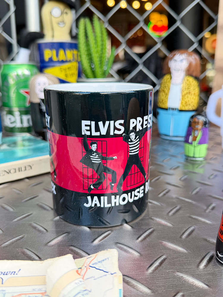 エルヴィス・プレスリー　オフィシャル　マグカップ　320ml　（監獄ロック）　公式グッズ ■ アメリカン雑貨 アメリカ雑貨 |  | 01