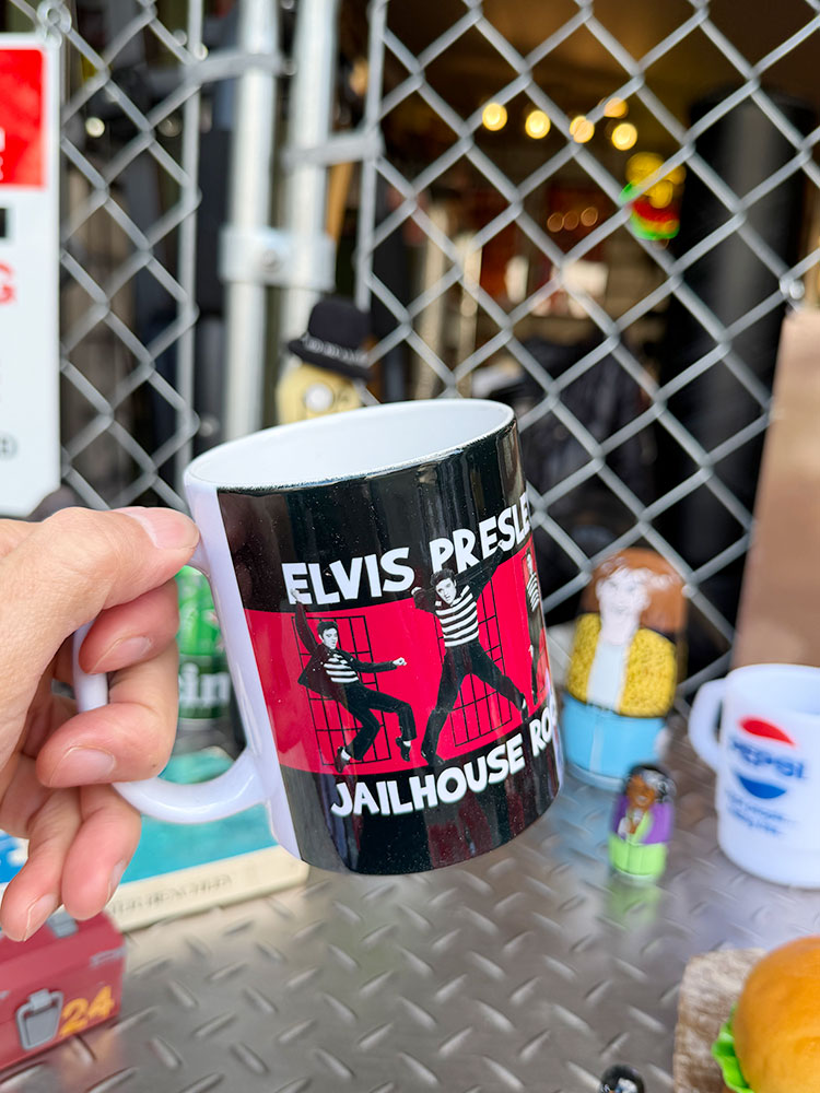 エルヴィス・プレスリー　オフィシャル　マグカップ　320ml　（監獄ロック）　公式グッズ ■ アメリカン雑貨 アメリカ雑貨 |  | 02