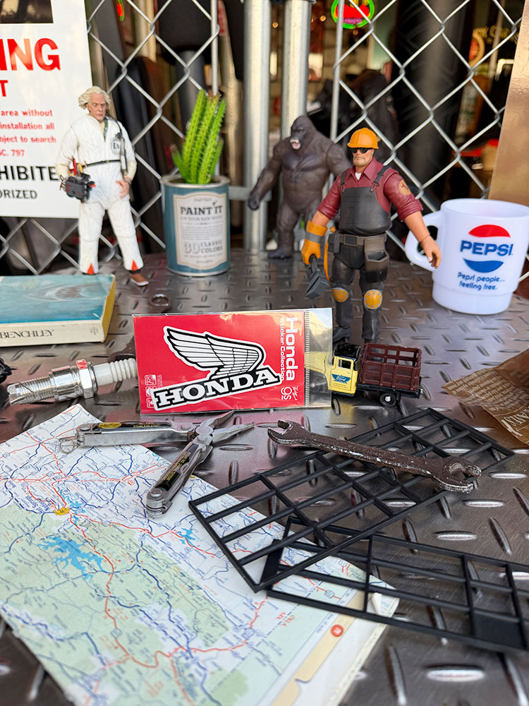 HONDA　ホンダ　バイク　ロゴ　オフィシャル　ステッカー　（白×黒ウイング/右向き） ■ アメリカン雑貨 アメリカ雑貨 |  | 01