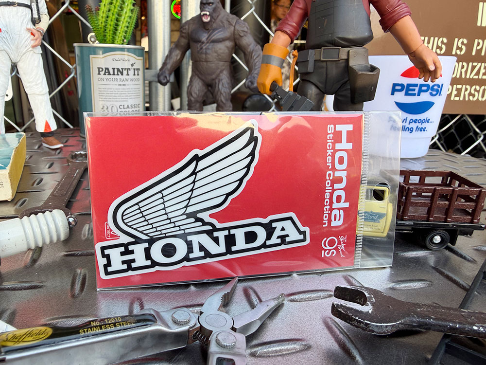 HONDA　ホンダ　バイク　ロゴ　オフィシャル　ステッカー　（白×黒ウイング/左向き） ■ アメリカン雑貨 アメリカ雑貨 | 