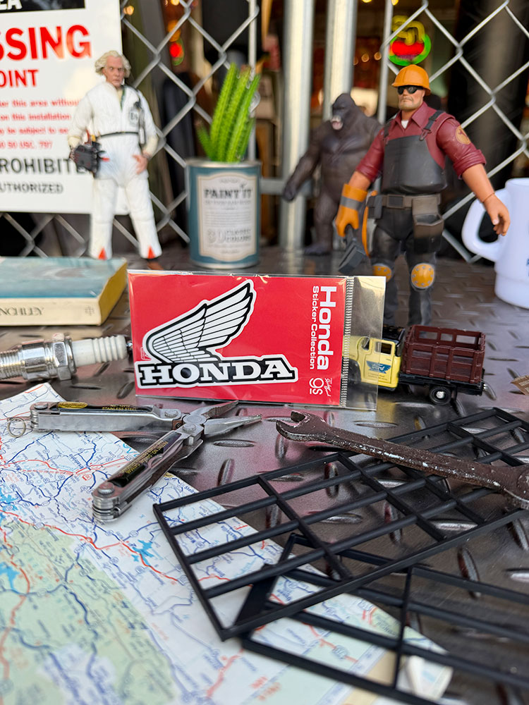 HONDA　ホンダ　バイク　ロゴ　オフィシャル　ステッカー　（白×黒ウイング/左向き） ■ アメリカン雑貨 アメリカ雑貨 |  | 01
