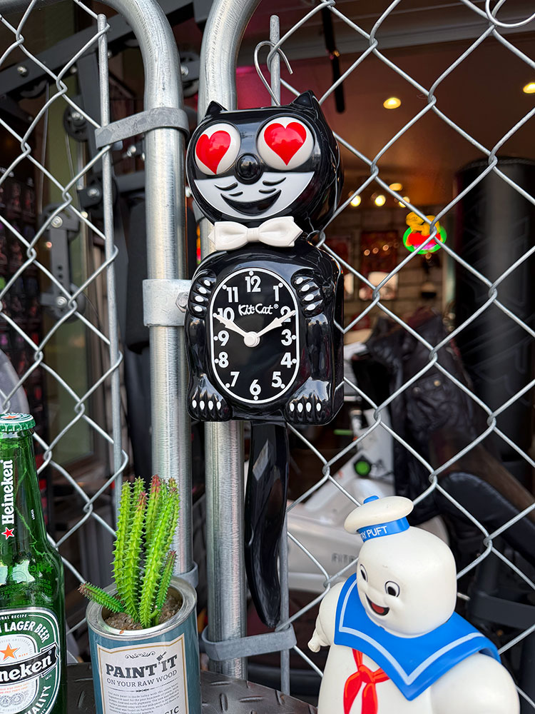 誕生90周年　限定モデル　キットキャット　クロック　ハートアイズ・エディション　（クラシックブラック）　アメリカン雑貨 アメリカ雑貨 | 