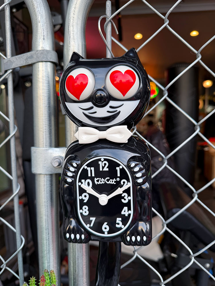 誕生90周年　限定モデル　キットキャット　クロック　ハートアイズ・エディション　（クラシックブラック）　アメリカン雑貨 アメリカ雑貨 |  | 04