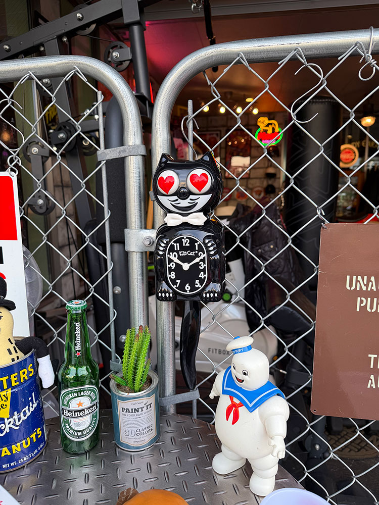 誕生90周年　限定モデル　キットキャット　クロック　ハートアイズ・エディション　（クラシックブラック）　アメリカン雑貨 アメリカ雑貨 |  | 05