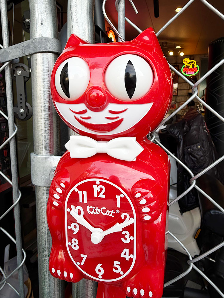 誕生90周年　限定モデル　キットキャット　クロック　（クラシックレッド） ■ アメリカン雑貨 アメリカ雑貨 |  | 01