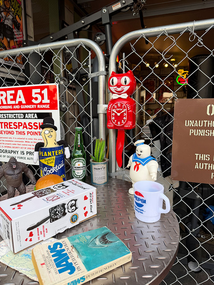 誕生90周年　限定モデル　キットキャット　クロック　（クラシックレッド） ■ アメリカン雑貨 アメリカ雑貨 |  | 04