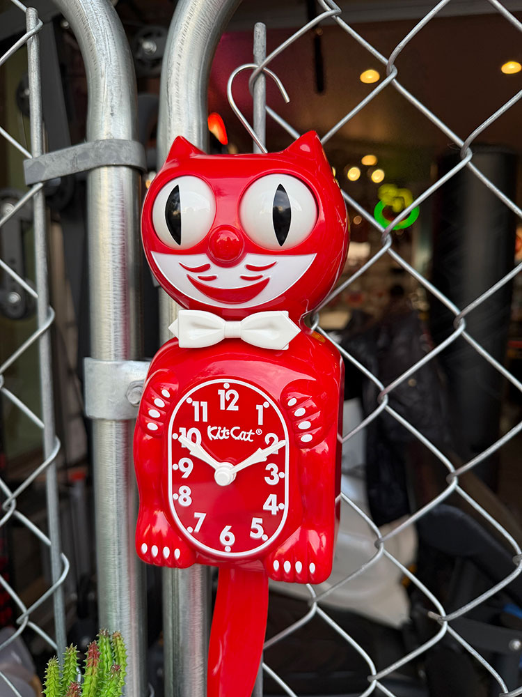 誕生90周年　限定モデル　キットキャット　クロック　（クラシックレッド） ■ アメリカン雑貨 アメリカ雑貨 |  | 05