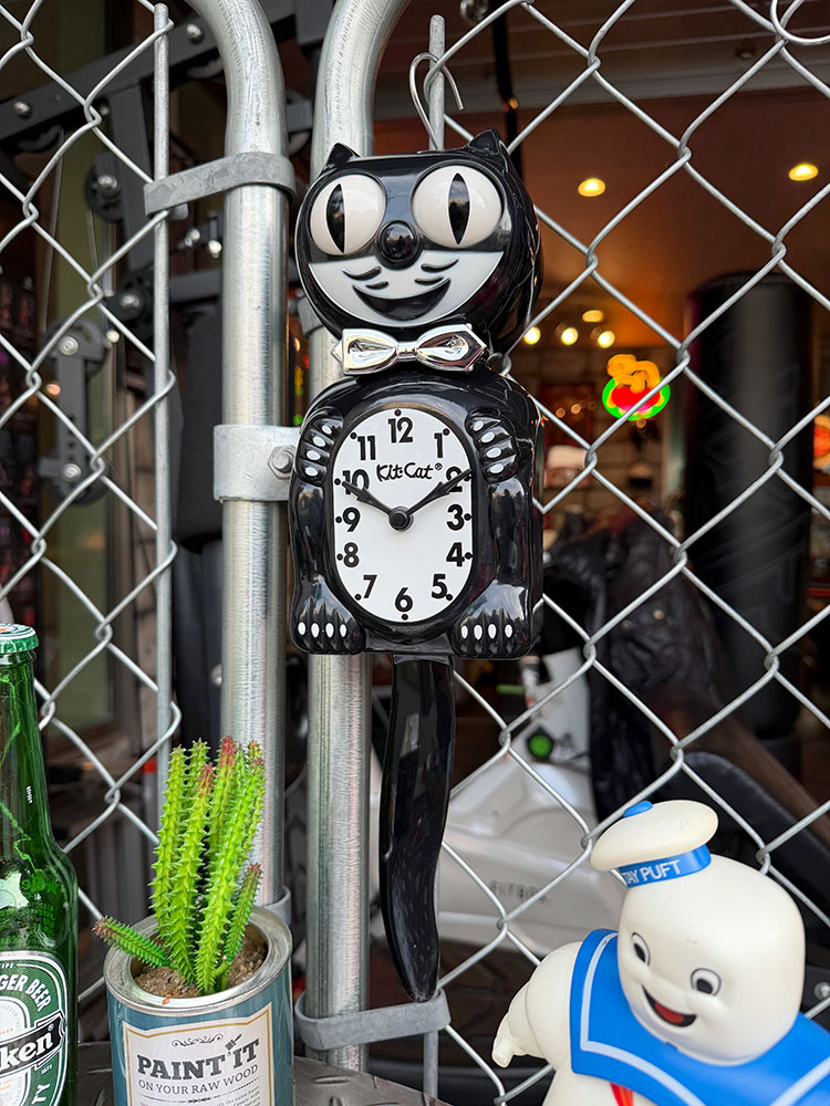 誕生90周年　限定モデル　キットキャット　クロック　リミテッドエディション　（タキシードブラック） ■ アメリカン雑貨 アメリカ雑貨 | 
