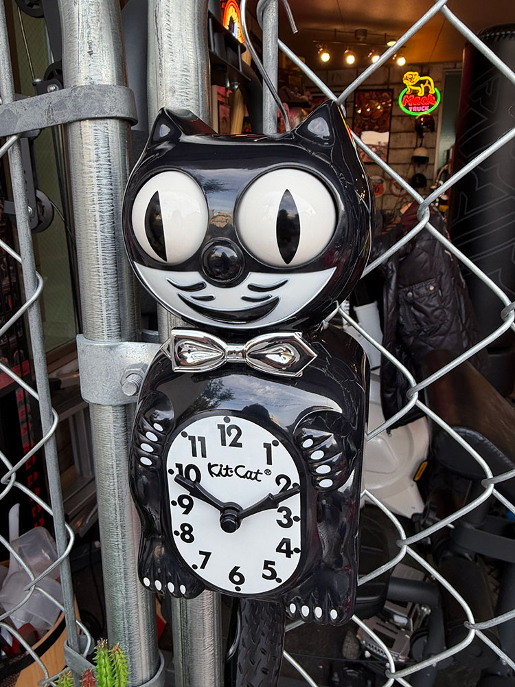 誕生90周年　限定モデル　キットキャット　クロック　リミテッドエディション　（タキシードブラック） ■ アメリカン雑貨 アメリカ雑貨 |  | 01