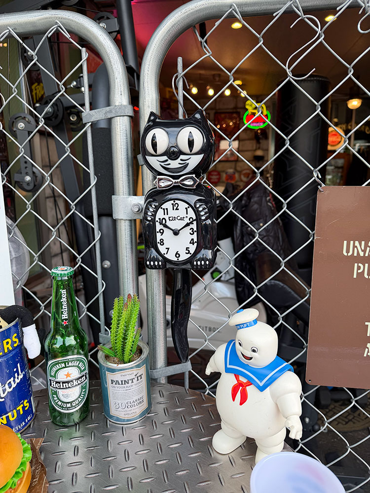 誕生90周年　限定モデル　キットキャット　クロック　リミテッドエディション　（タキシードブラック） ■ アメリカン雑貨 アメリカ雑貨 |  | 10