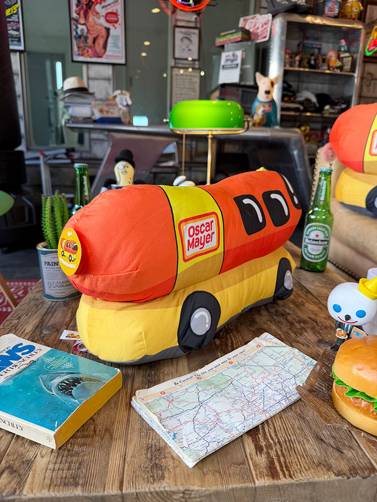 オスカーメイヤー　ウインナーモービル　ぬいぐるみ　（Mサイズ）　単品 ■ アメリカン雑貨 アメリカ雑貨 |  | 03