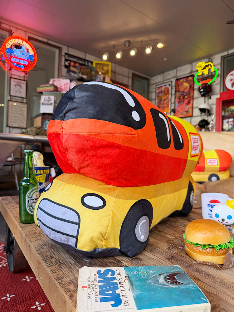 オスカーメイヤー ウインナーモービル ぬいぐるみ （Lサイズ） 単品 ■ アメリカン雑貨 アメリカ雑貨の画像