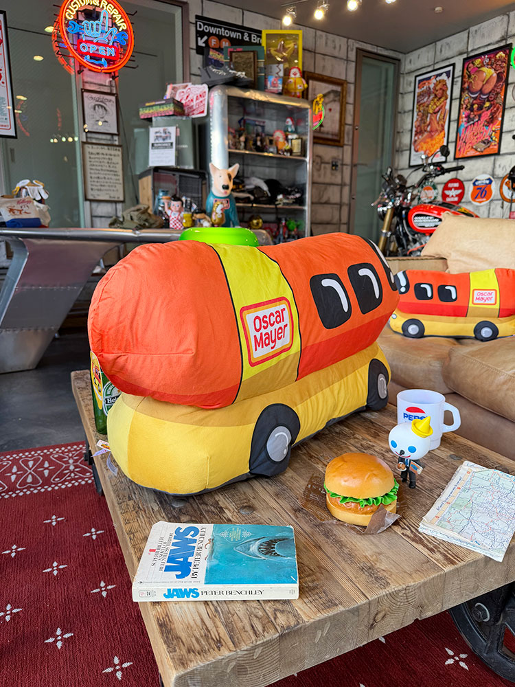 オスカーメイヤー ウインナーモービル ぬいぐるみ （Lサイズ） 単品 ■ アメリカン雑貨 アメリカ雑貨の画像