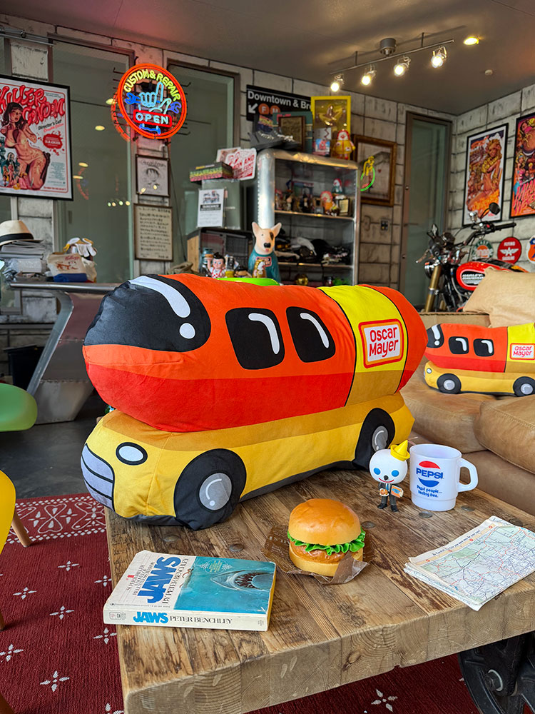 オスカーメイヤー ウインナーモービル ぬいぐるみ （Lサイズ） 単品 ■ アメリカン雑貨 アメリカ雑貨の画像