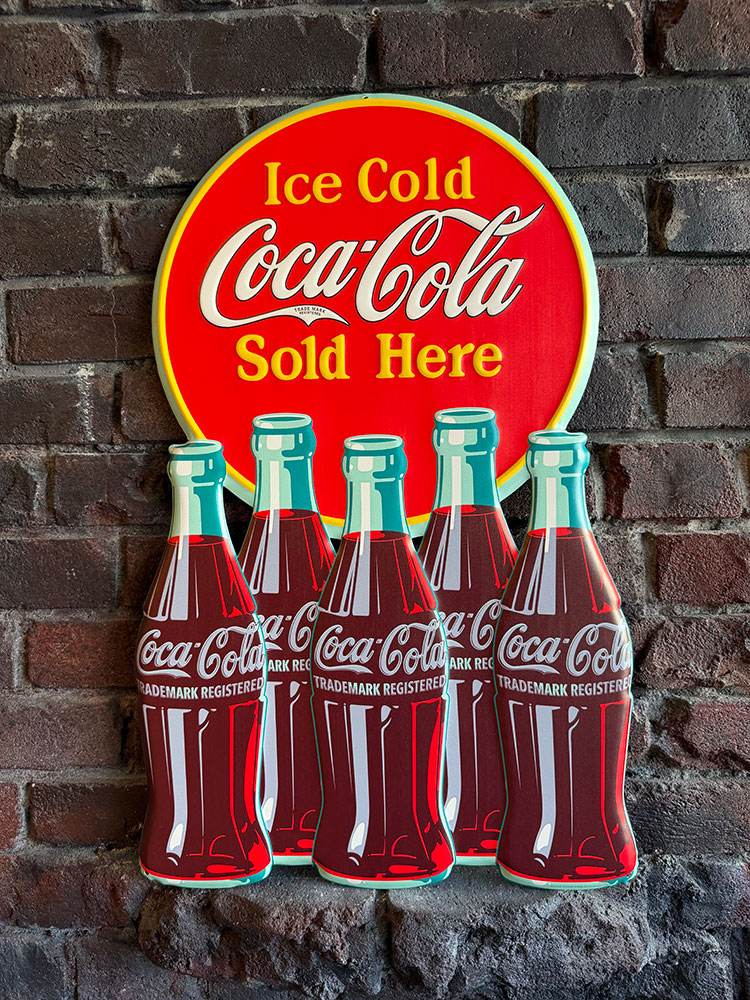 コカ・コーラ　ラウンドロゴ　＆　コンツアーボトル　ダイカット　エンボス　ティンサイン　ブリキ看板 ■ アメリカン雑貨 | Coca Cola