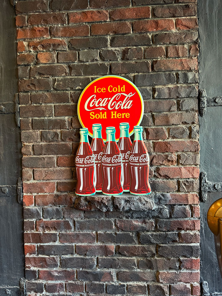 コカ・コーラ　ラウンドロゴ　＆　コンツアーボトル　ダイカット　エンボス　ティンサイン　ブリキ看板 ■ アメリカン雑貨 | Coca Cola | 02