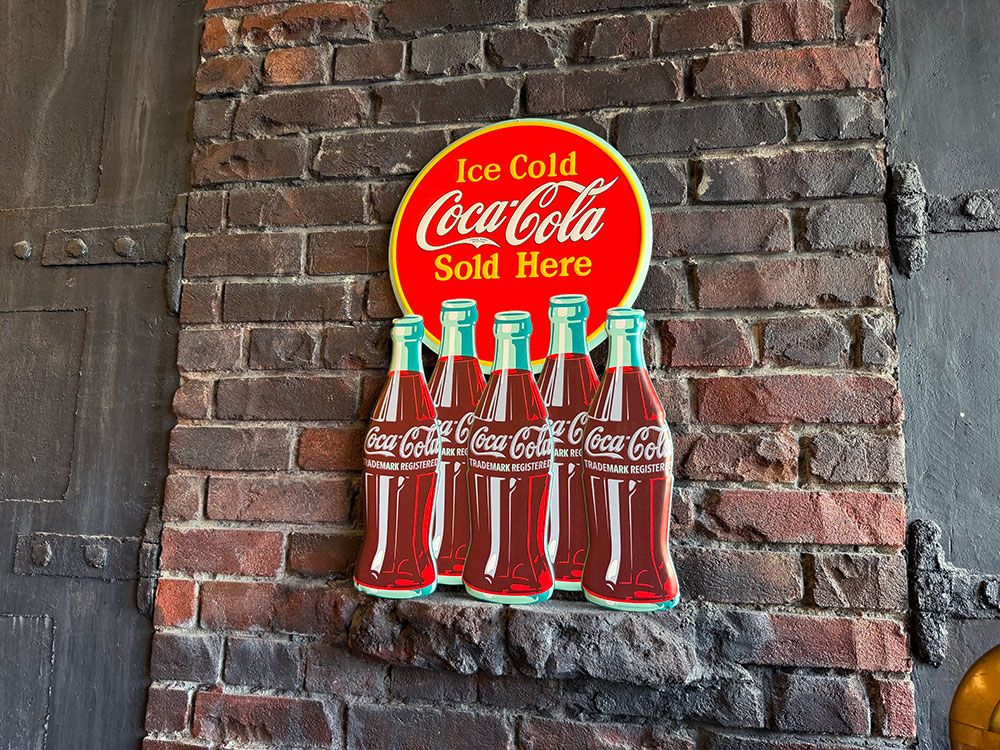 コカ・コーラ　ラウンドロゴ　＆　コンツアーボトル　ダイカット　エンボス　ティンサイン　ブリキ看板 ■ アメリカン雑貨 | Coca Cola | 03