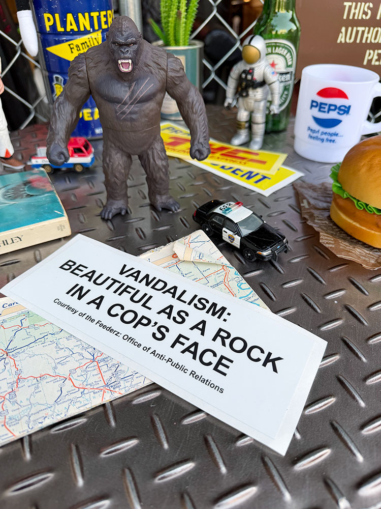 ニルヴァーナのカート・コバーンがギター貼ってた伝説の“問題児ステッカー” ■ アメリカン雑貨 アメリカ雑貨 | 