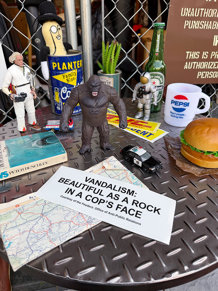 ニルヴァーナのカート・コバーンがギター貼ってた伝説の“問題児ステッカー” ■ アメリカン雑貨 アメリカ雑貨 |  | 02