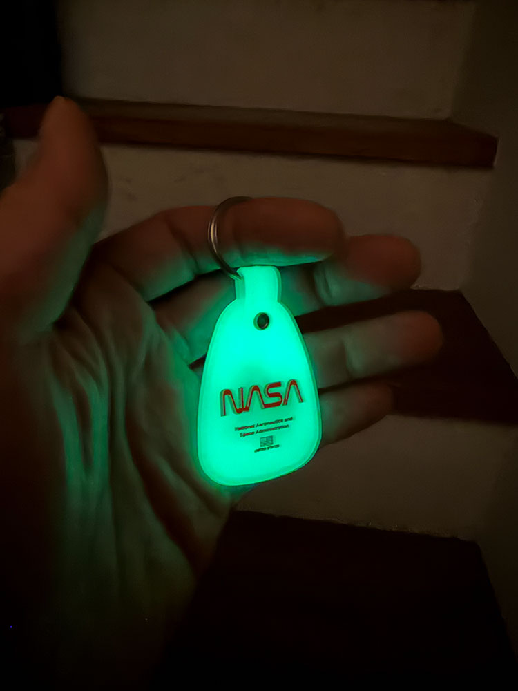 暗闇で光る！　蓄光　NASA　ウエスタンサドル　オフィシャル　キーホルダー　（グローインザダーク）　MADE IN U.S.A. |  | 02