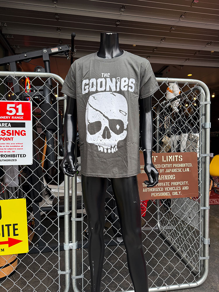 映画　グーニーズ　海賊ウィリー　スカル＆ロゴ　オフィシャル　Tシャツ　公式グッズ ■ アメリカン雑貨 アメリカ雑貨 |  | 02