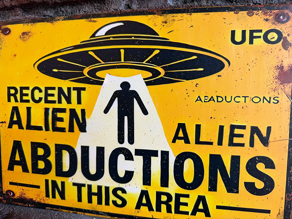 「最近このエリアでエイリアンによる誘拐が発生しています」　ミニジョーク看板　ブリキ看板　■ アメリカ雑貨 アメリカン雑貨 |  | 01