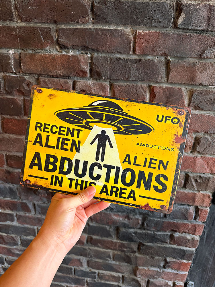 「最近このエリアでエイリアンによる誘拐が発生しています」　ミニジョーク看板　ブリキ看板　■ アメリカ雑貨 アメリカン雑貨 |  | 03