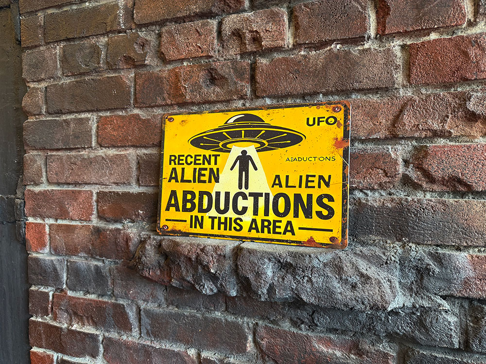 「最近このエリアでエイリアンによる誘拐が発生しています」　ミニジョーク看板　ブリキ看板　■ アメリカ雑貨 アメリカン雑貨 |  | 04