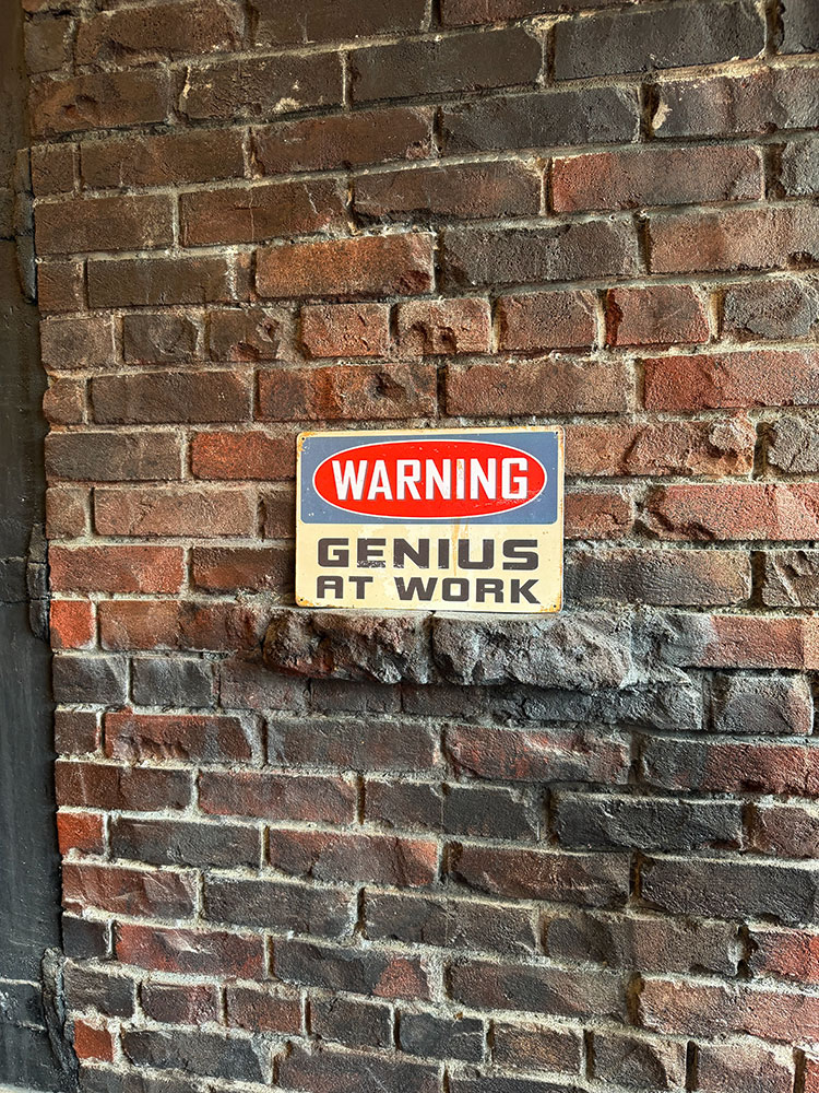 「警告！天才が作業中」　警告サイン　ミニジョーク看板 ■ アメリカン雑貨 アメリカ雑貨 |  | 02