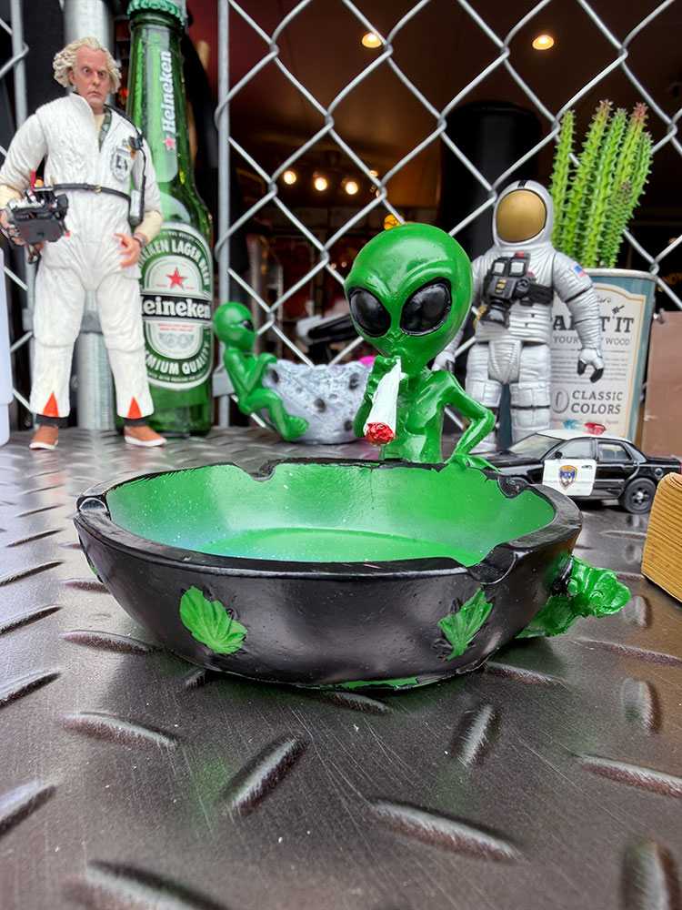 葉っぱキメてる エイリアン 灰皿  ■ アメリカン雑貨 アメリカ雑貨 | 