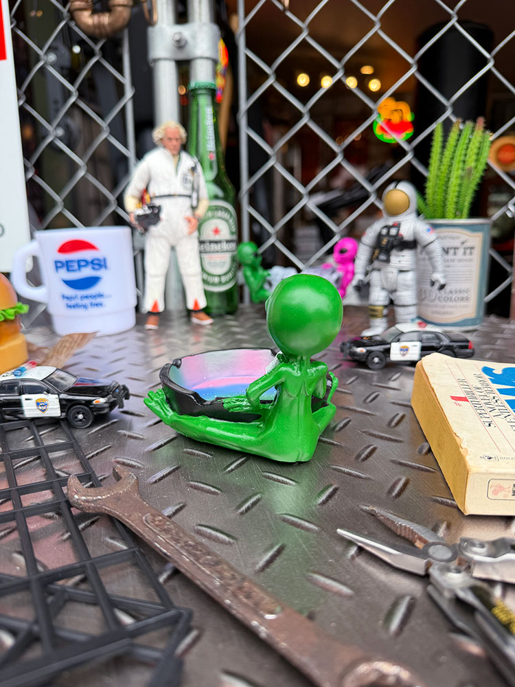 葉っぱキメてる エイリアン 灰皿  ■ アメリカン雑貨 アメリカ雑貨 |  | 03