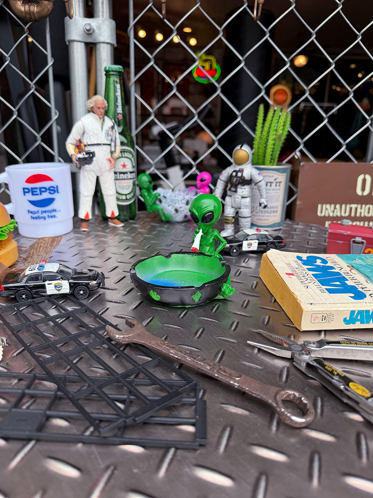 葉っぱキメてる エイリアン 灰皿  ■ アメリカン雑貨 アメリカ雑貨 |  | 04