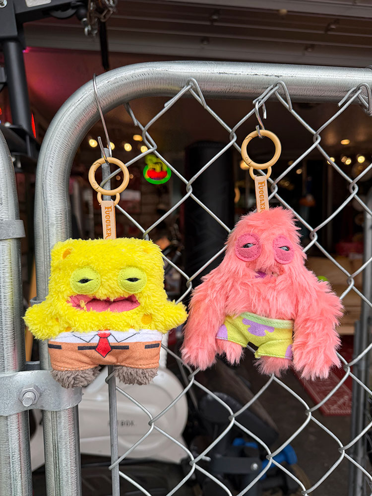 ファグラー × スポンジボブ　ぬいぐるみ　キーホルダー　（全2体セット）　海外で話題のキモくてかわいいモンスター　Fuggler | 
