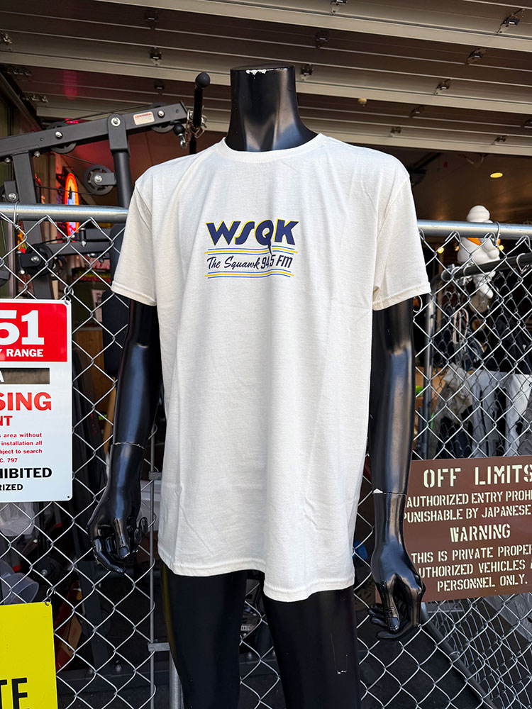 Netflixドラマ　ストレンジャーシングス　WSQK - The Squawk 94.5 FM　オフィシャル　Tシャツ　公式グッズ |  | 01