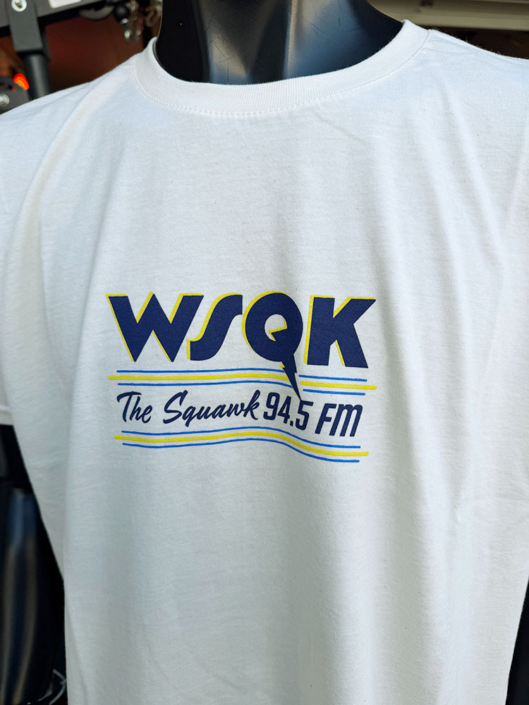 Netflixドラマ　ストレンジャーシングス　WSQK - The Squawk 94.5 FM　オフィシャル　Tシャツ　公式グッズ |  | 03