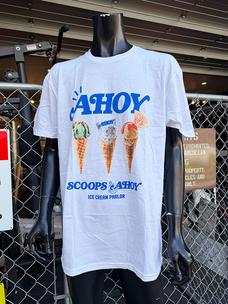 Netflixドラマ　ストレンジャーシングス　スクープス・アホイ　オフィシャル　Tシャツ　公式グッズ | 