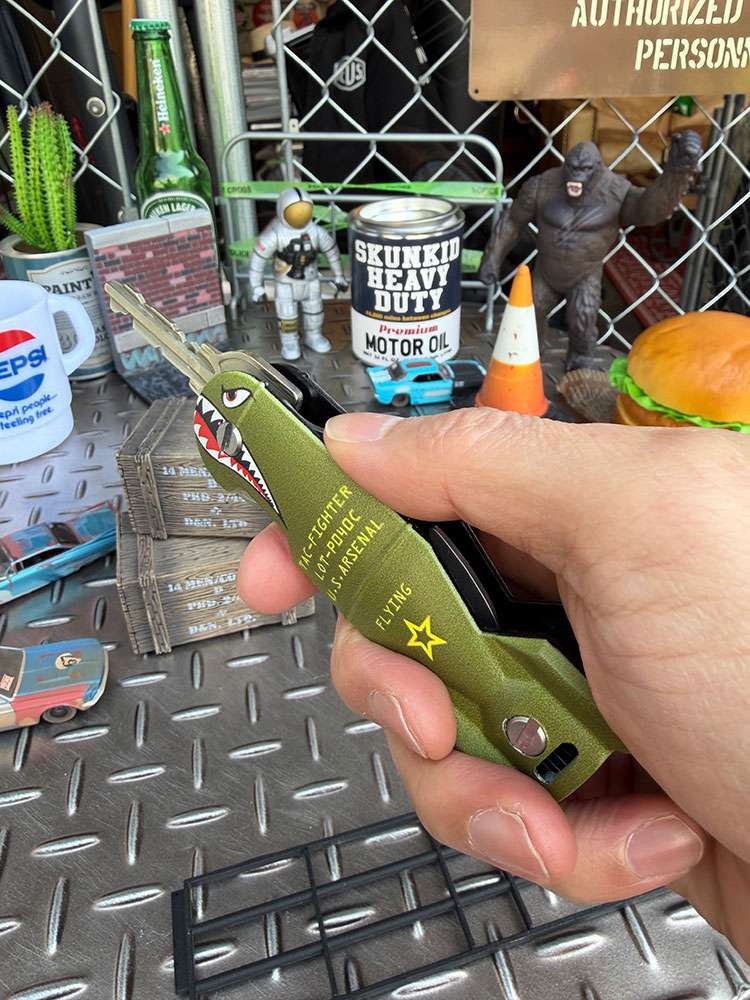 タックフォース　シャークボム　キーケース　（グリーン）　最大3本まで収納可能　栓抜き付き　タックファイター | 