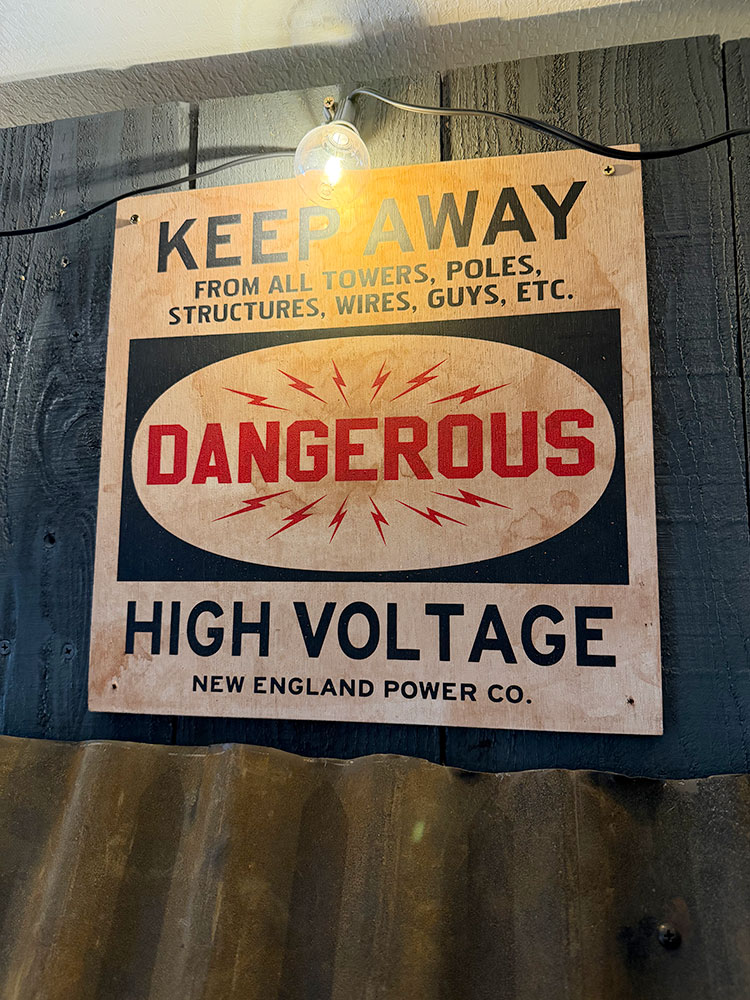 工場＆軍基地＆廃墟の演出に！　デンジャー系ウッドサインシリーズ　（近づくな危険！高圧電流）　木製看板 | 
