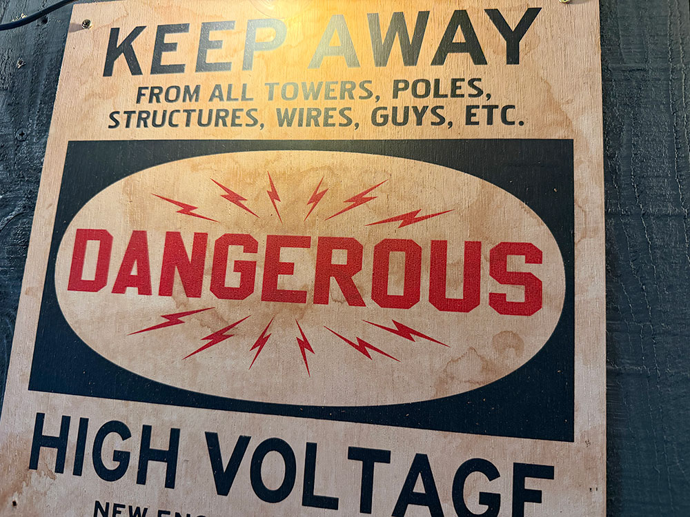 工場＆軍基地＆廃墟の演出に！　デンジャー系ウッドサインシリーズ　（近づくな危険！高圧電流）　木製看板 |  | 01