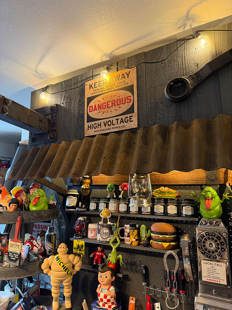 工場＆軍基地＆廃墟の演出に！　デンジャー系ウッドサインシリーズ　（近づくな危険！高圧電流）　木製看板 |  | 04