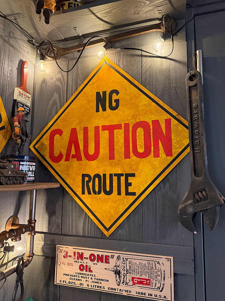 工場＆軍基地＆廃墟の演出に！　デンジャー系ウッドサインシリーズ　（小さい特殊な列車のレールがあるから注意）　鉱山鉄道　木製看板 | 